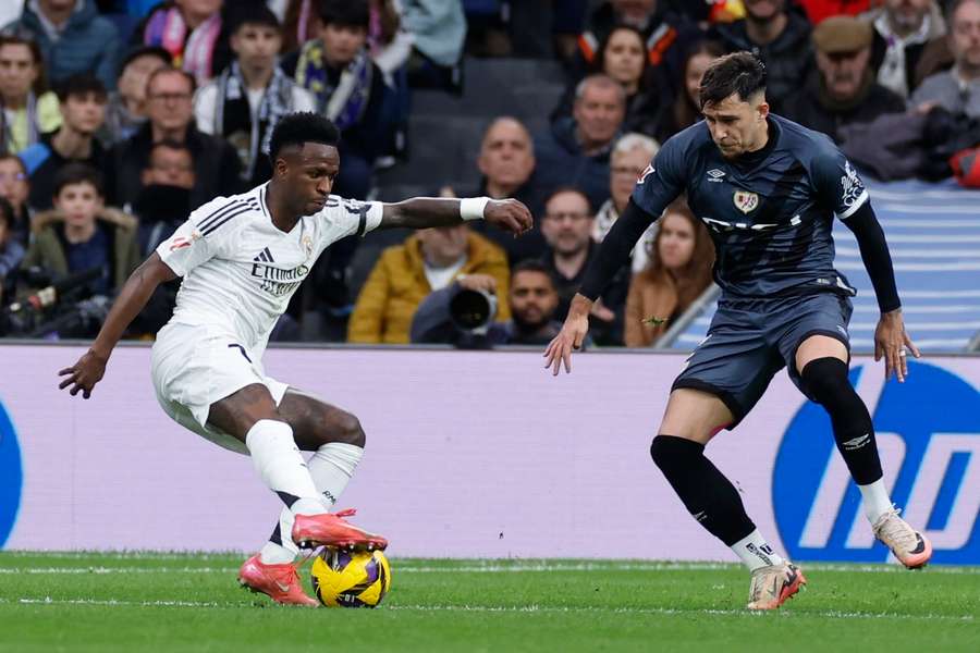 Vinicius Jr îl driblează pe Andrei Rațiu înainte de a marca al doilea gol al Realului