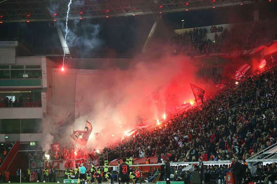 Leverkusen muss nach Krawalle seiner Fans im April Strafe zahlen