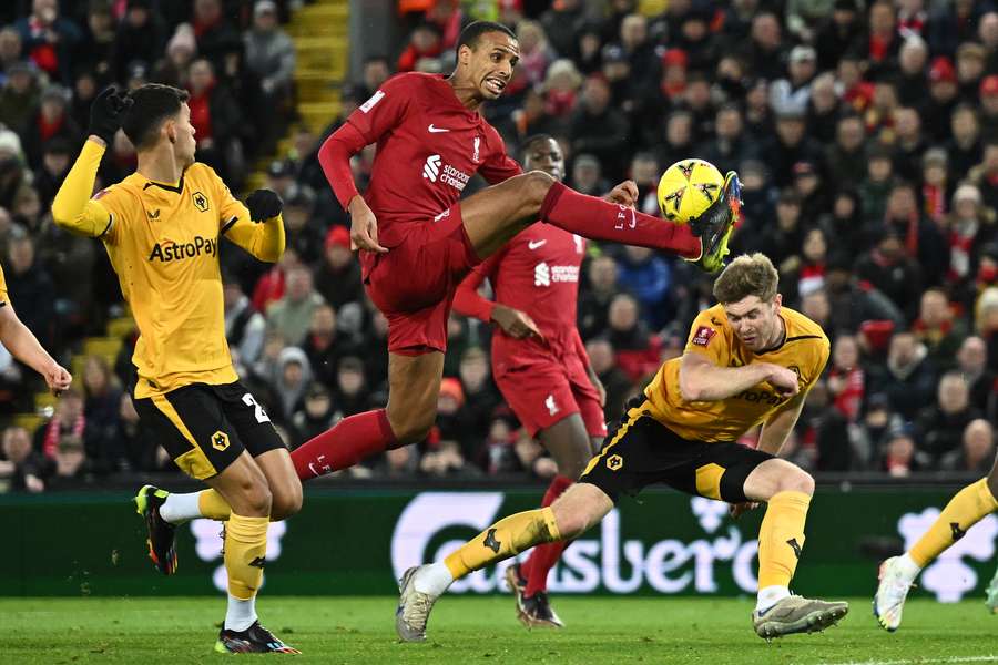 O Liverpool não aproveitou o mando de campo para garantir o avanço na FA Cup