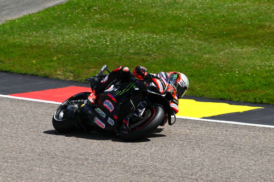 Bezzecchi, incluso mermado tras su operación de clavícula, rueda más veloz que nadie en la historia en Silverstone Bezzecchi, incluso mermado tras su operación de clavícula, rueda más veloz que nadie en la historia en Silverstone