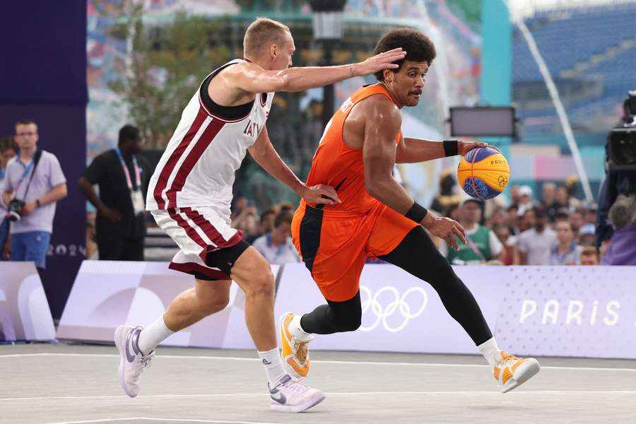 Dimeo van der Horst in actie bij het 3x3-basketballen