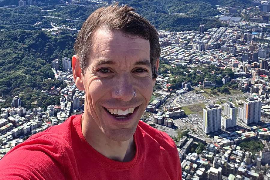 Honnold é a primeira pessoa a escalar o Taipei 101 sem corda, arnês ou rede de segurança