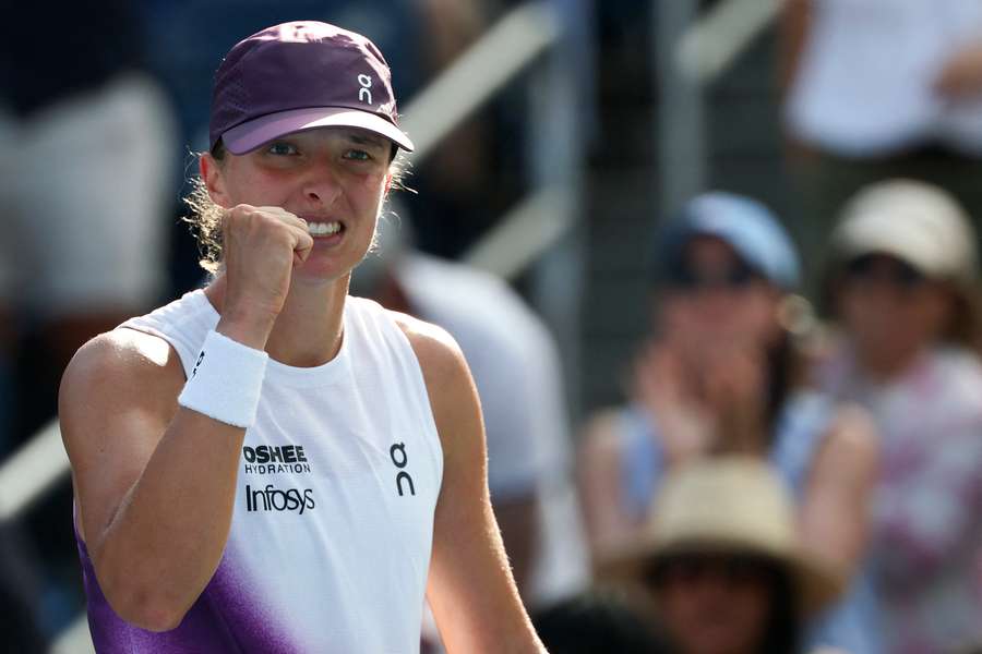 Świątek comemora após vitória suada sobre Bouzkova
