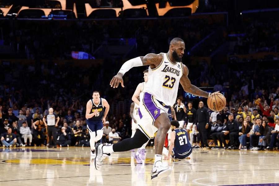 Lakers doviedol k výhre LeBron James s 30 bodmi.