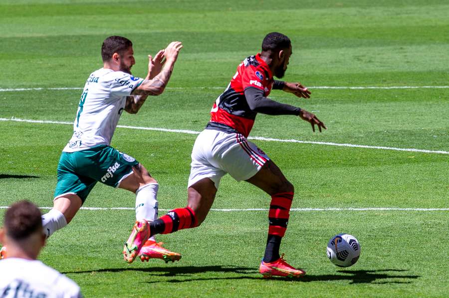 Zé Rafael persegue Gerson na Supercopa do Brasil de 2021, vencida pelo Mengão nos pênaltis