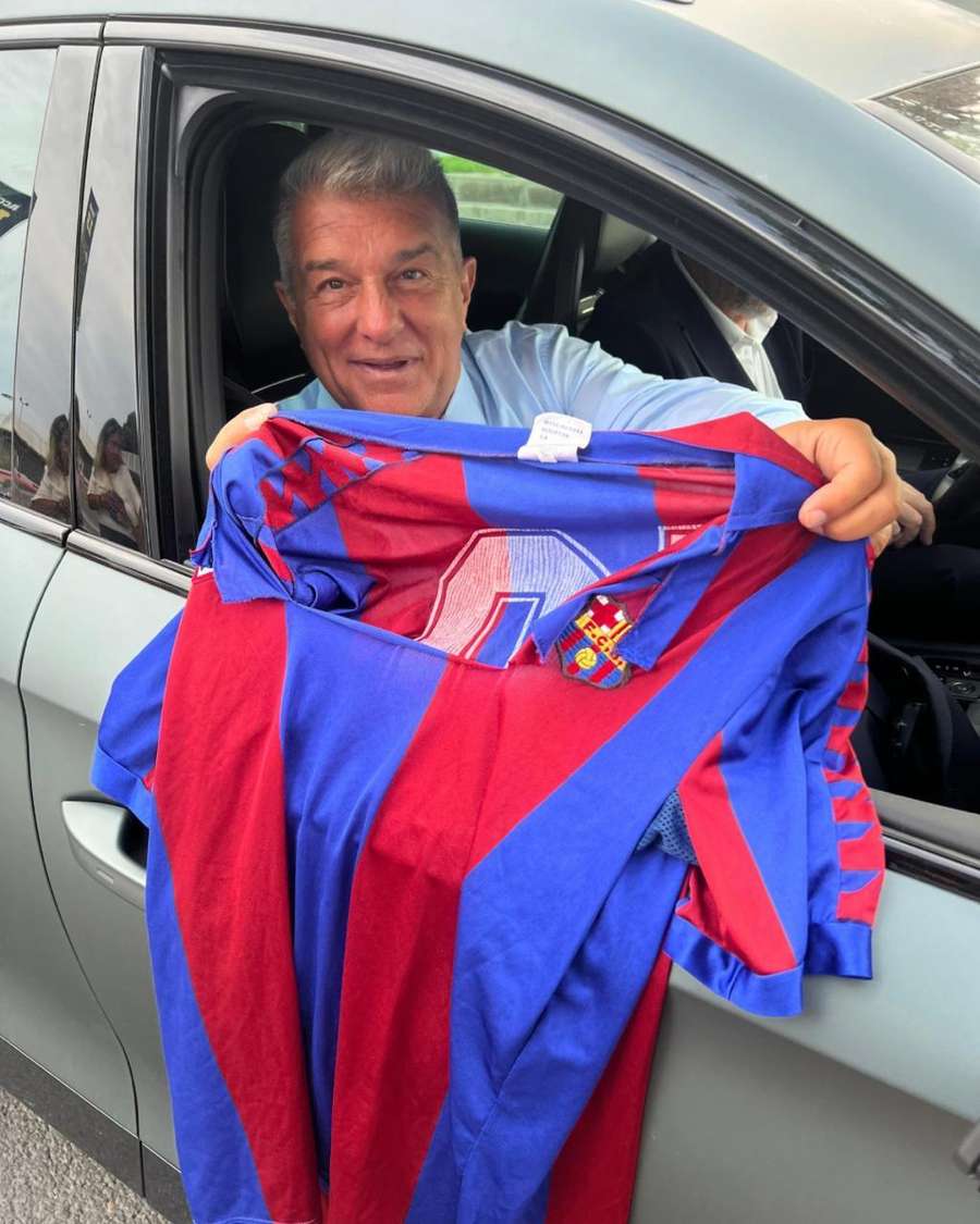 Laporta, con la camiseta de Maradona de la final de Copa de 1984