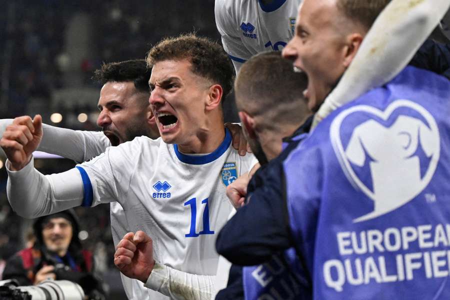 A seleção kosovar avançou na repescagem europeia após bater a Eslováquia