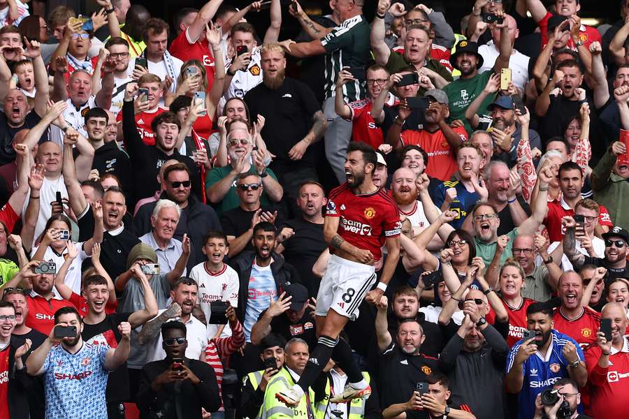 Mijlocașul lui Manchester United, Bruno Fernandes, sărbătorește după ce a marcat al treilea gol al echipei sale