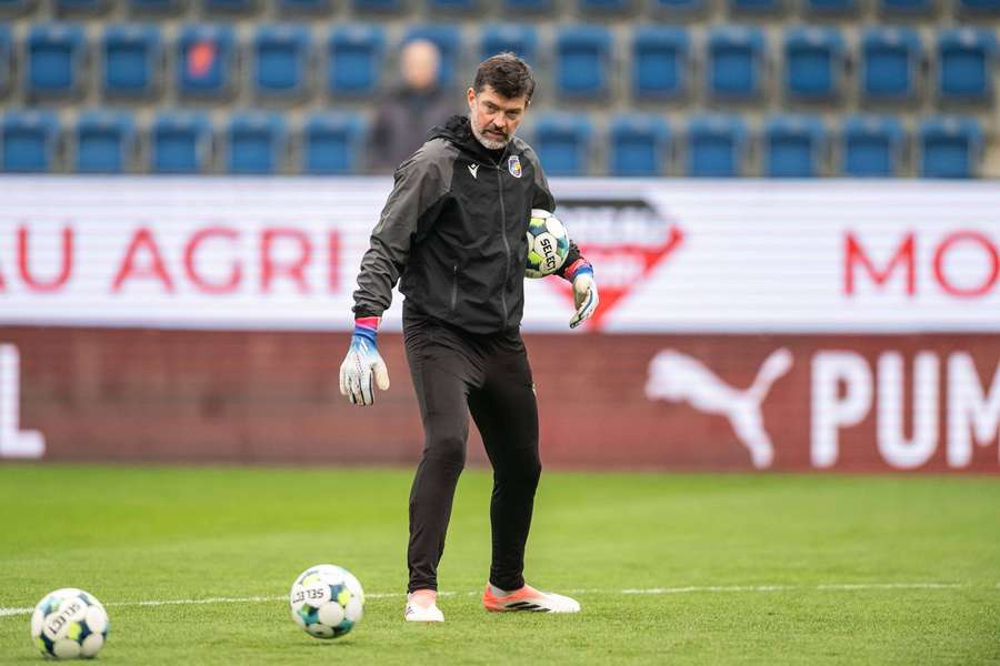 Kozáčika pyká za svoje výroky na adresu rozhodcov. Kozáčika pyká za svoje výroky na adresu rozhodcov.