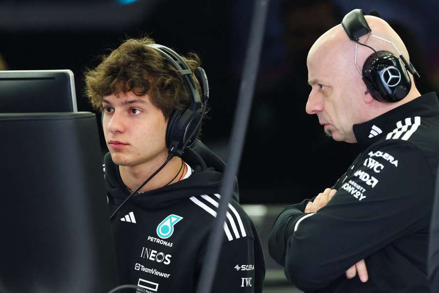 Kimi Antonelli durante o segundo dia de testes no Bahrain