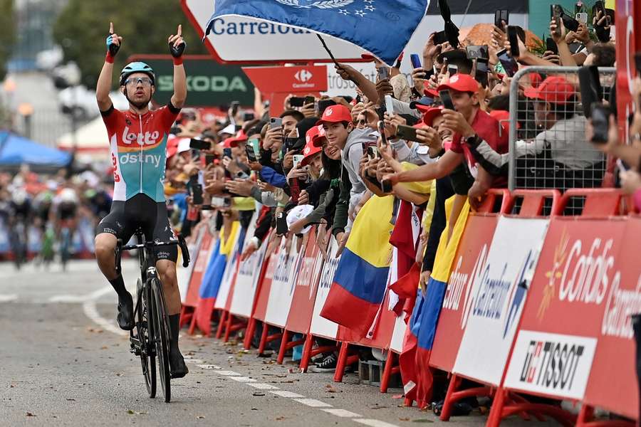 Duńczyk Andreas Kron z Lotto Dstny wygrał 2. etap Vuelta a Espana z Mataro do Barcelony
