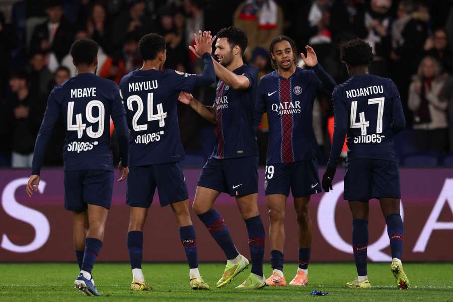 Com um bis de Kvaratskhelia, Paris arrasa Rennes e fica a um ponto do Lens