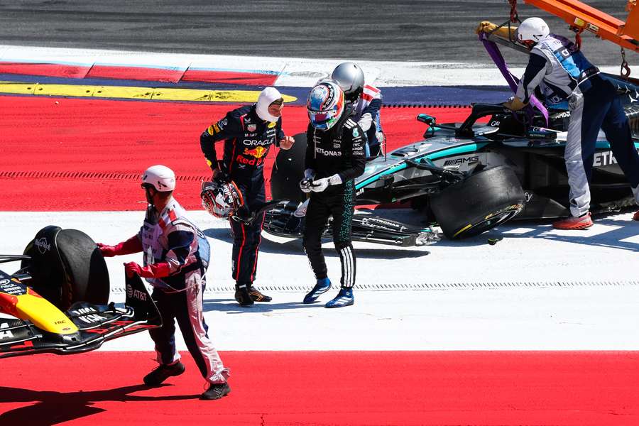 Antonelli et Verstappen juste après l'accrochage.