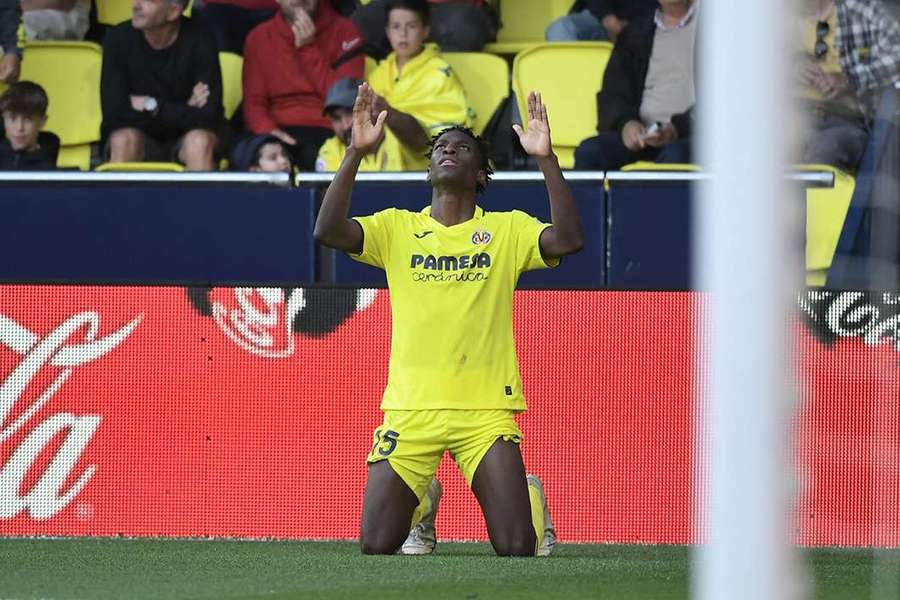 Nicolas Jackson, atacantul lui Villarreal, sărbătorește după ce a marcat împotriva lui Athletic Bilbao