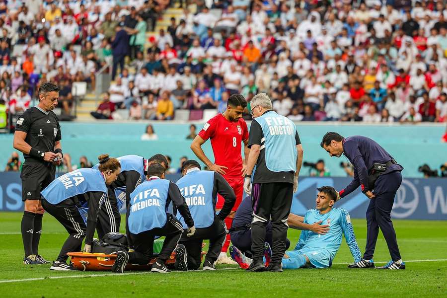 Portarul Iranului s-a accidentat la începutul meciului cu Anglia și a fost scos pe targă