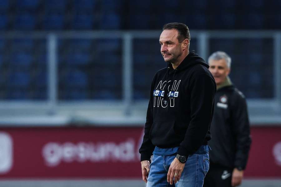 Duisburgs Coach Dietmar Hirsch sah sein Team an Aue-Keeper Florian Krüger verzweifeln Duisburgs Coach Dietmar Hirsch sah sein Team an Aue-Keeper Florian Krüger verzweifeln