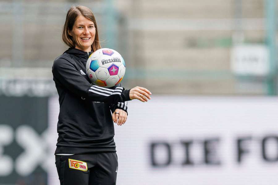 Marie Louise Eta juega con el balón Marie Louise Eta juega con el balón