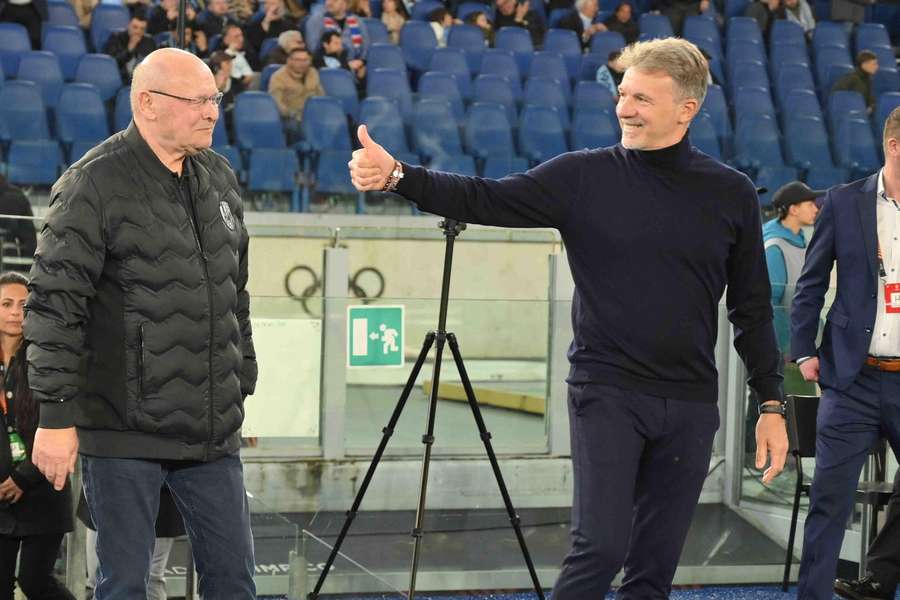 Trenéři Miroslav Koubek (vlevo) a Marco Baroni před zápasem v Římě.