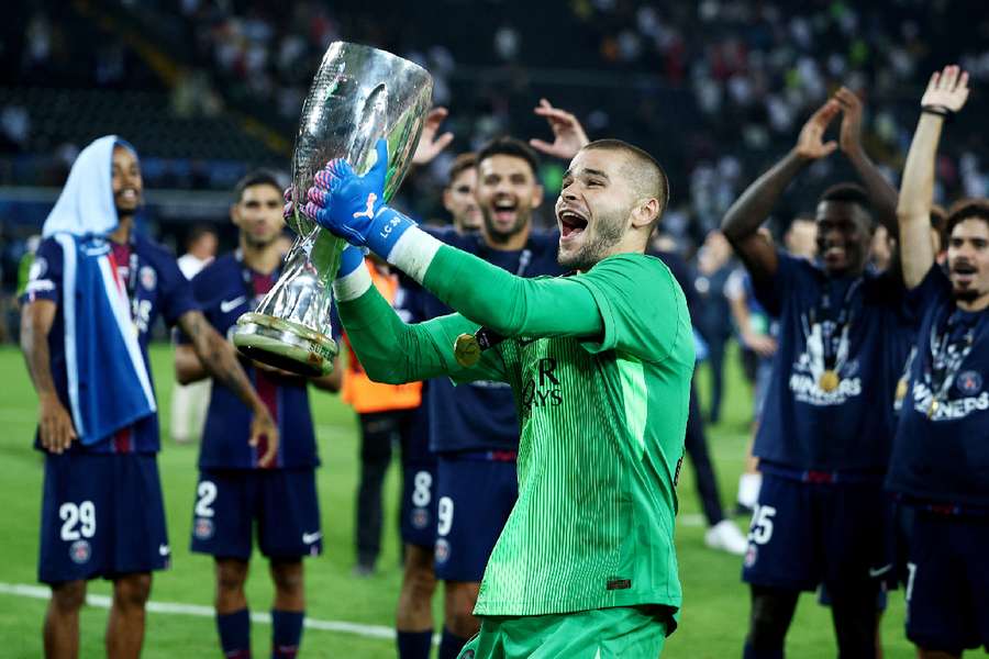 Lucas Chevalier lifts the Super Cup in front of PSG supporters
