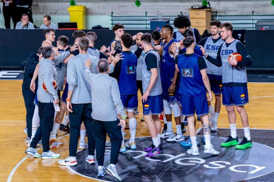 Los jugadores de España, tras el entrenamiento en Orense