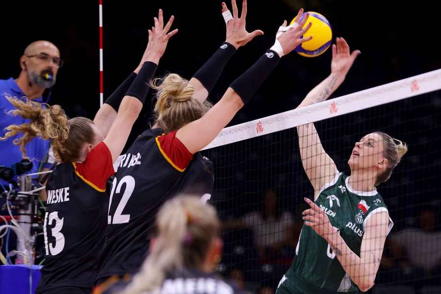 Emilia Weske (l.) and Monique Strubbe in Aktion gegen Polen