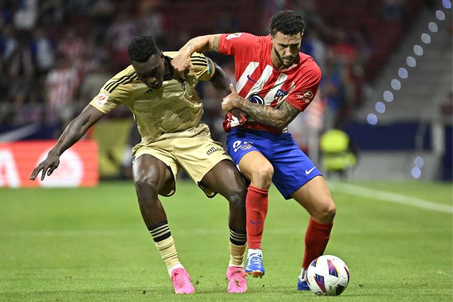 Samu se bat pour un ballon avec Mario Hermoso au Metropolitano.