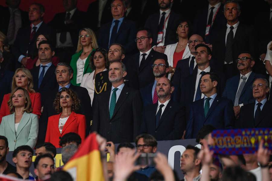 Pilar Alegría, María Jesús Montero, el rey Felipe VI, Rafa Louzán, Moreno Bonilla y Florentino Pérez