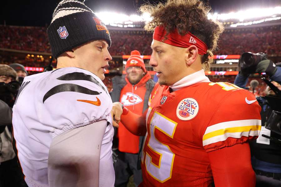 Burrow (L) en Mahomes na de AFC Championship Game van het seizoen 2022