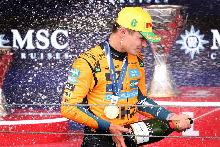 Lando Norris s trofejí pro vítěze Velké ceny Brazílie. Lando Norris s trofejí pro vítěze Velké ceny Brazílie.