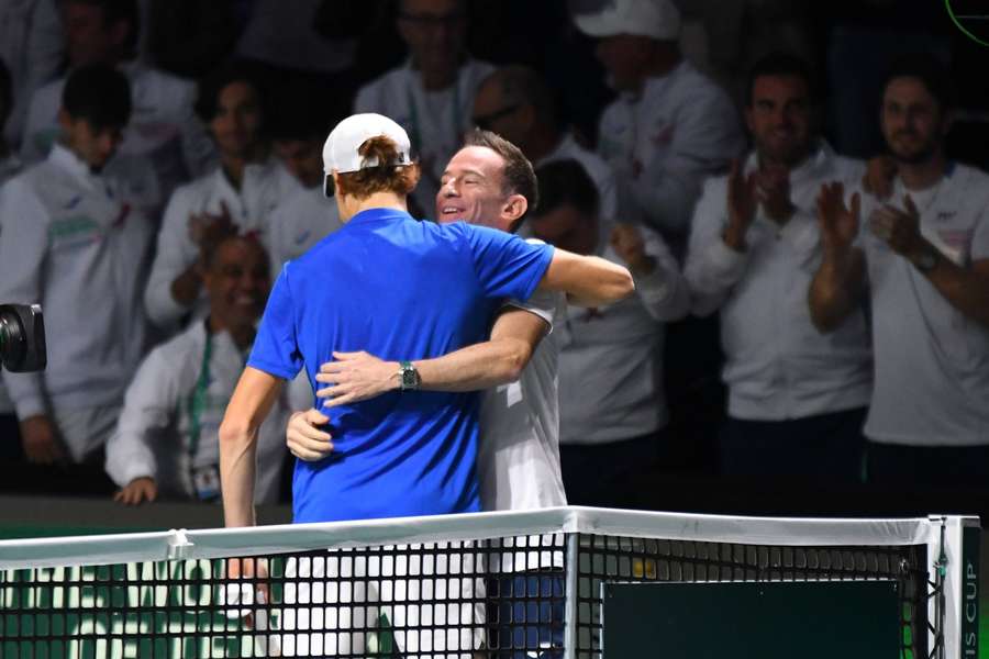 Volandri abbraccia Sinner durante l'ultima Coppa Davis