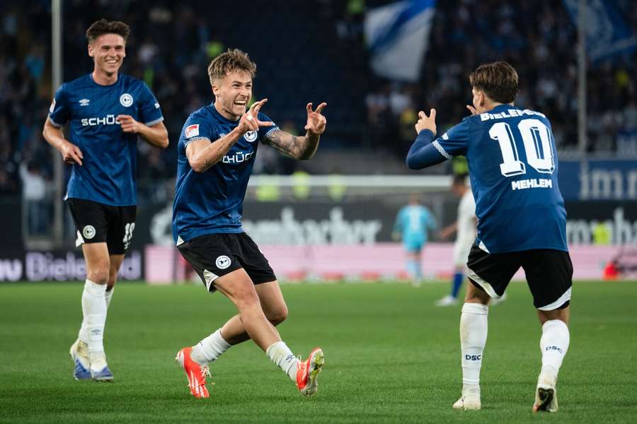 Joel Grodowski bejubelt seinen Treffer zum 2:0 mit Vorlagengeber Marvin Mehlem.