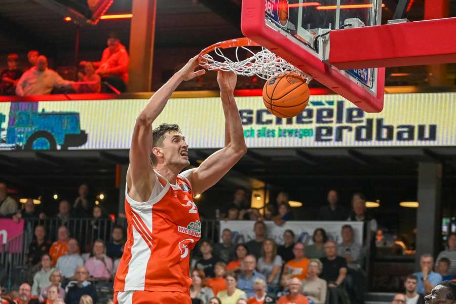 Tibor Pleiss von Rasta Vechta beim Dunk Tibor Pleiss von Rasta Vechta beim Dunk