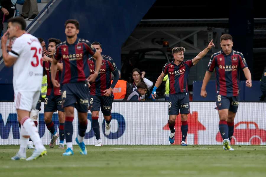 Iván Romero celebra su primer gol al Sevilla