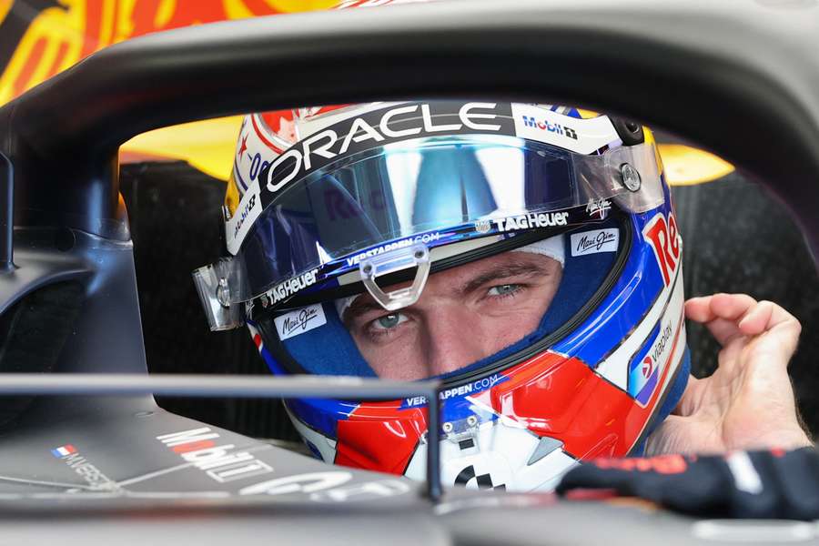 Max Verstappen v boxech během pátečních tréninků v Kanadě.