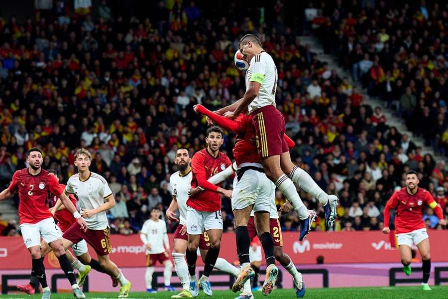 Rodri remata de cabeza durante el España-Egipto