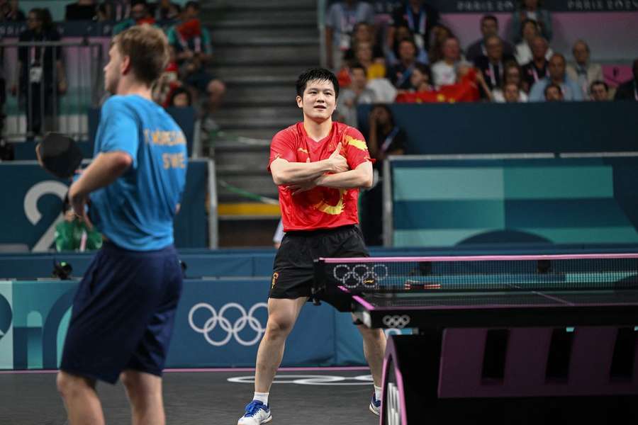 Fan Zhendong celebra triunfo sobre a equipa sueca