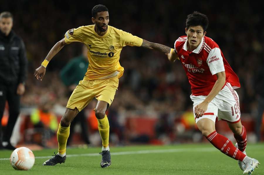 Amahl Pellegrino (vlevo) a Takehiro Tomijasu v souboji Bodö/Glimt vs. Arsenal v Evropské lize 2022/23.