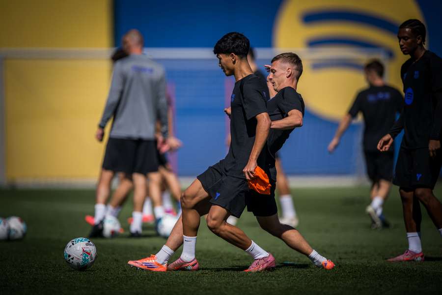 Dro Fernández lucha por un balón con Dani Olmo