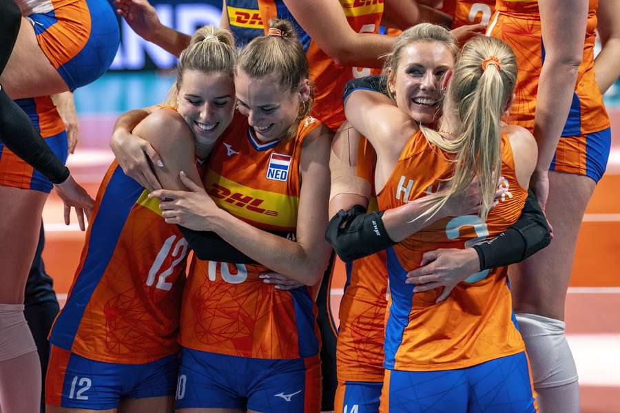 De Nederlandse volleybalsters hebben overtuigend gewonnen van Oekraïne 