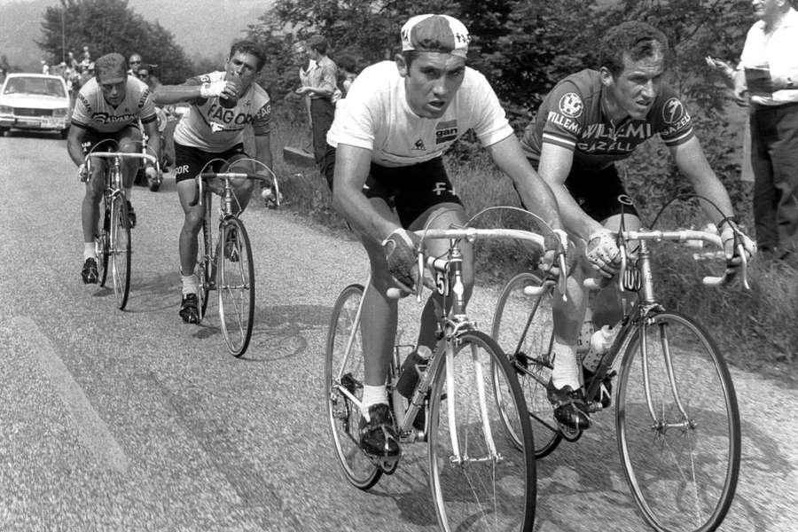 Eddy Merckx mène l'annonce dans le Ballon d'Alsace avec Marinus Wagtmans, Joaquín Galera et Rudi Altig.