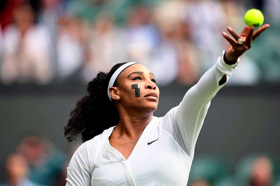 Serena Williams i klassisk hvidt under 2022-udgaven af Wimbledon.