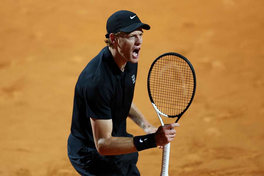 Jannik Sinner esulta dopo un punto conquistato contro Tommy Paul