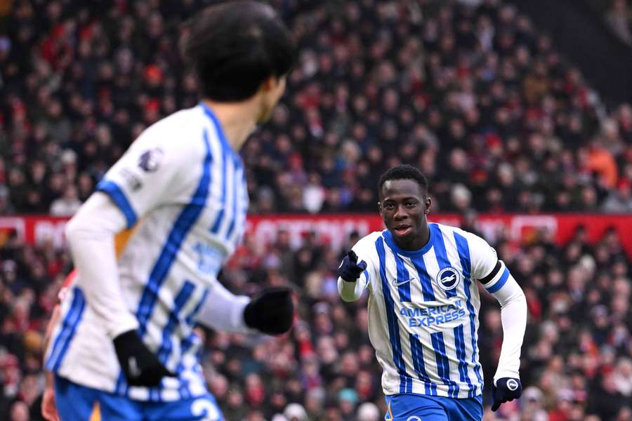 Minteh, del Brighton, celebra el primer gol de su equipo