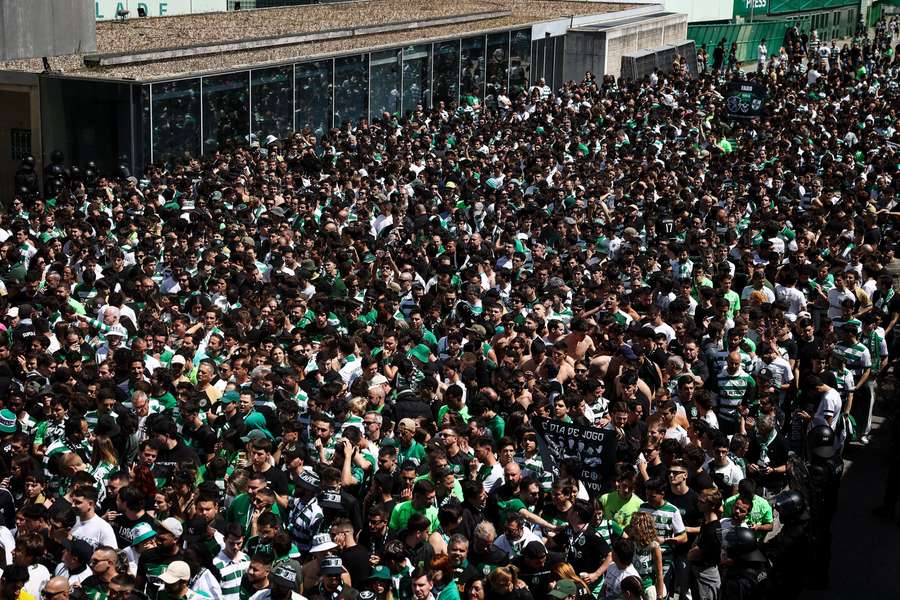 Adeptos do Sporting antes do jogo no Estádio da Luz