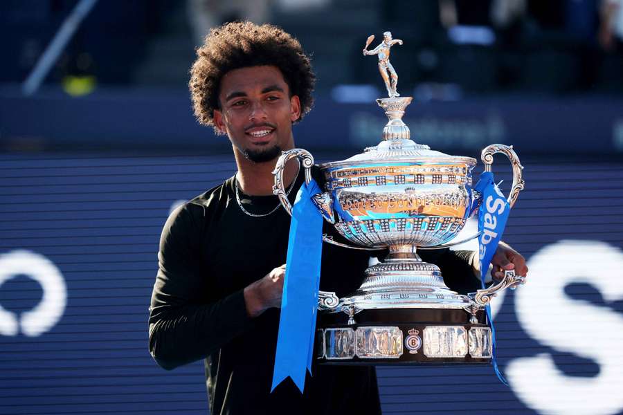 Fils posa com o troféu