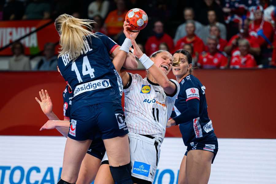 Die deutsche Nationalspielerin Xenia Smits wird in die Zange genommen.