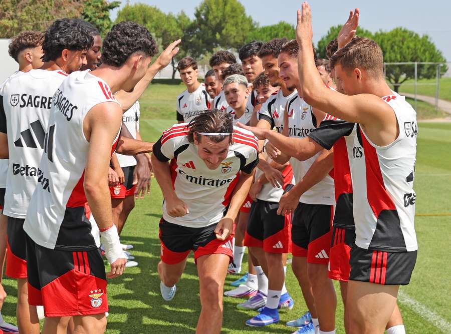 Jakub Kamiński não se livrou do batismo dos novos companheiros Jakub Kamiński não se livrou do batismo dos novos companheiros