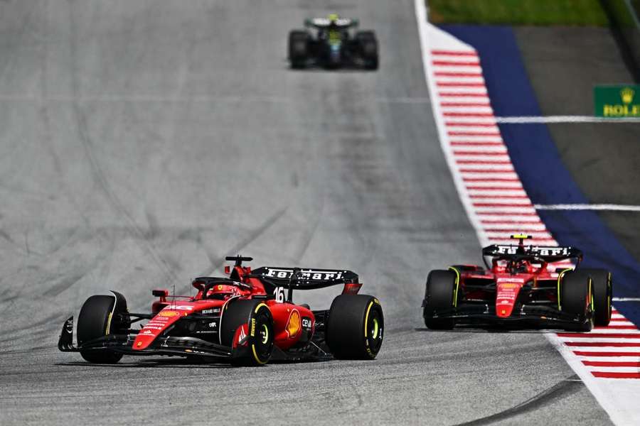 Leclerc, à frente de Sainz, durante o GP da Áustria