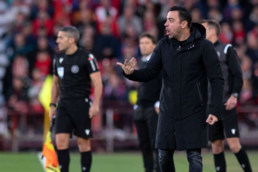 Xavi, protestando durante el Almería-Barça, recibió una amarilla