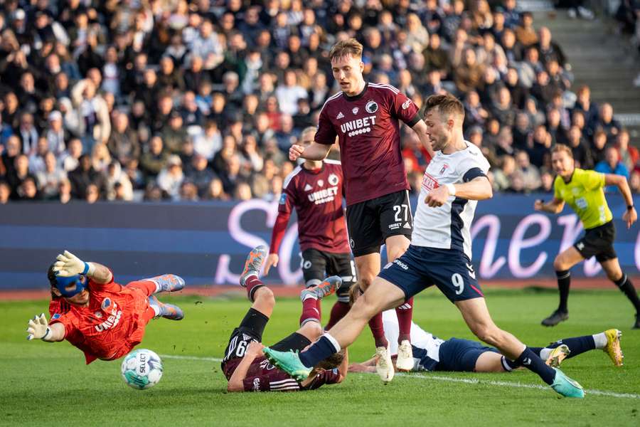 Kamil Grabara med stærk redning